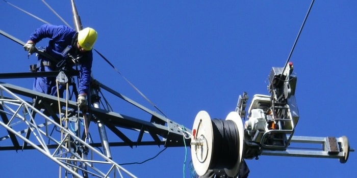 Tendido de postes para fibra óptica